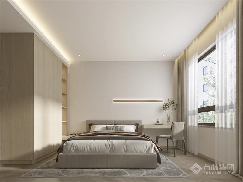 这个卧室设计简约而不失优雅。床头白色墙面，营造出清新纯净的氛围，给人以宁静舒适的感觉。一侧的床头柜，方便实用，提供了贴心的收纳空间；另一侧的书桌，为学习和工作提供了专属角落。到顶的衣柜，充分利用空间，