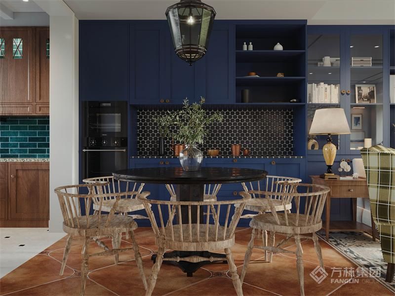 餐厅与开放式厨房的合体，让厨房不仅仅是烹饪的场所，更是家庭成员分享与交流的中心。