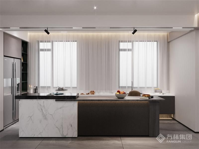 厨房里的大岛台则宽敞实用，既方便烹饪操作，又成为家人互动的温馨角落。