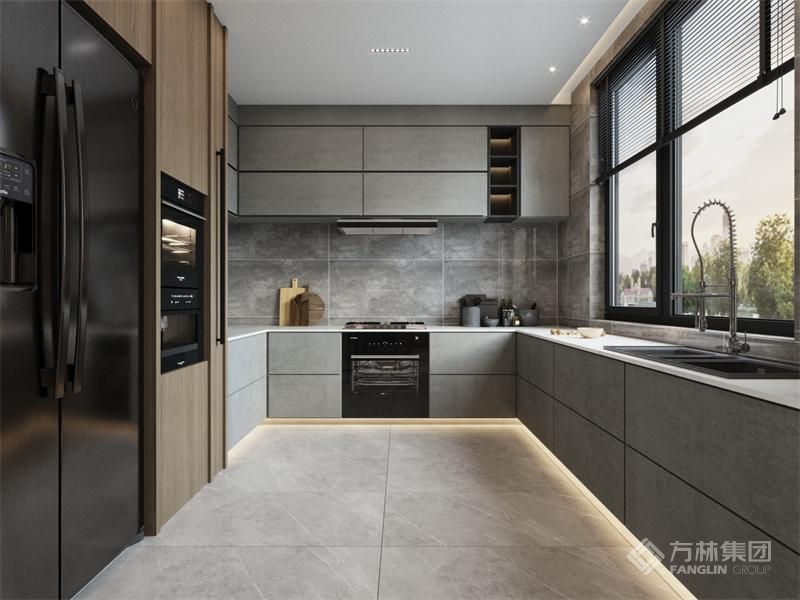 入墙移门厨房，当移门打开时，厨房与客厅融为一体，空间显得更加开阔；关闭时，则形成一个独立的烹饪空间。